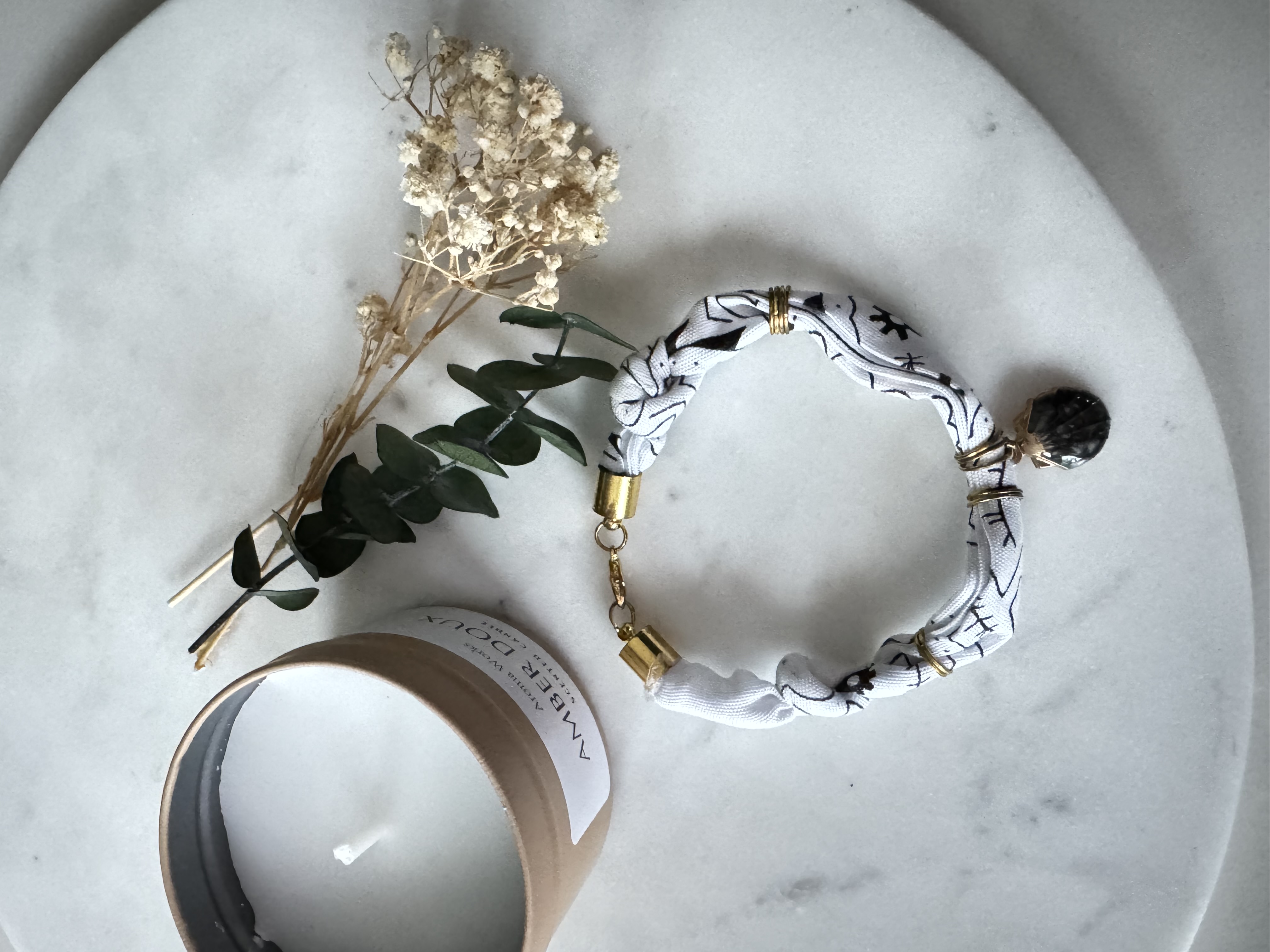 Sea Whisper – bransoletka z tkaniny i złotymi akcentami