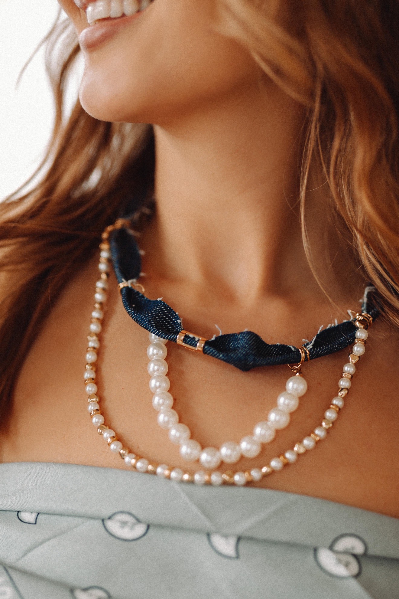 Midnight Pearl – naszyjnik z pereł i granatowej tkaniny